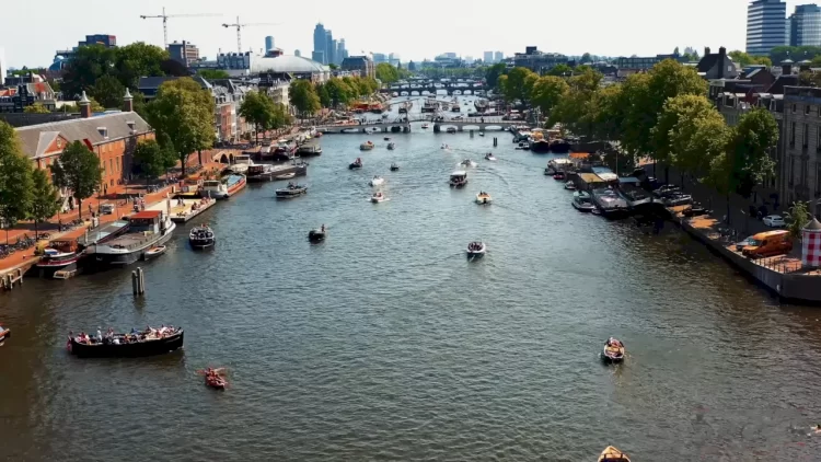 Amsterdam travel guide image - canals and attractions