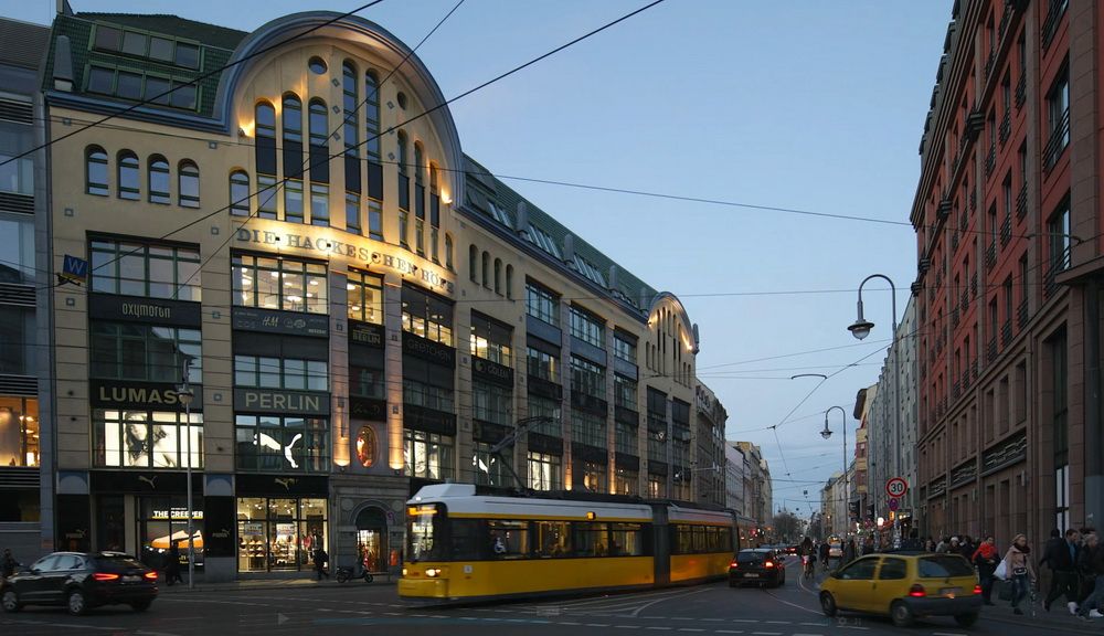 берлін вдень та вночі