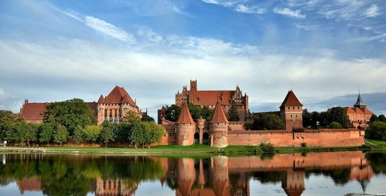 "МАУ" знизила ціни на рейси з України до Польщі