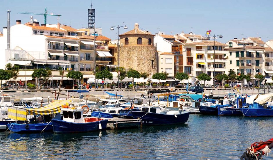 Cambrils marina and seafood restaurants waterfront dining Costa Dorada