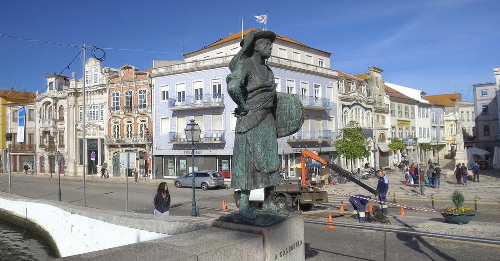 Bronze statues on a bridge in Aveiro