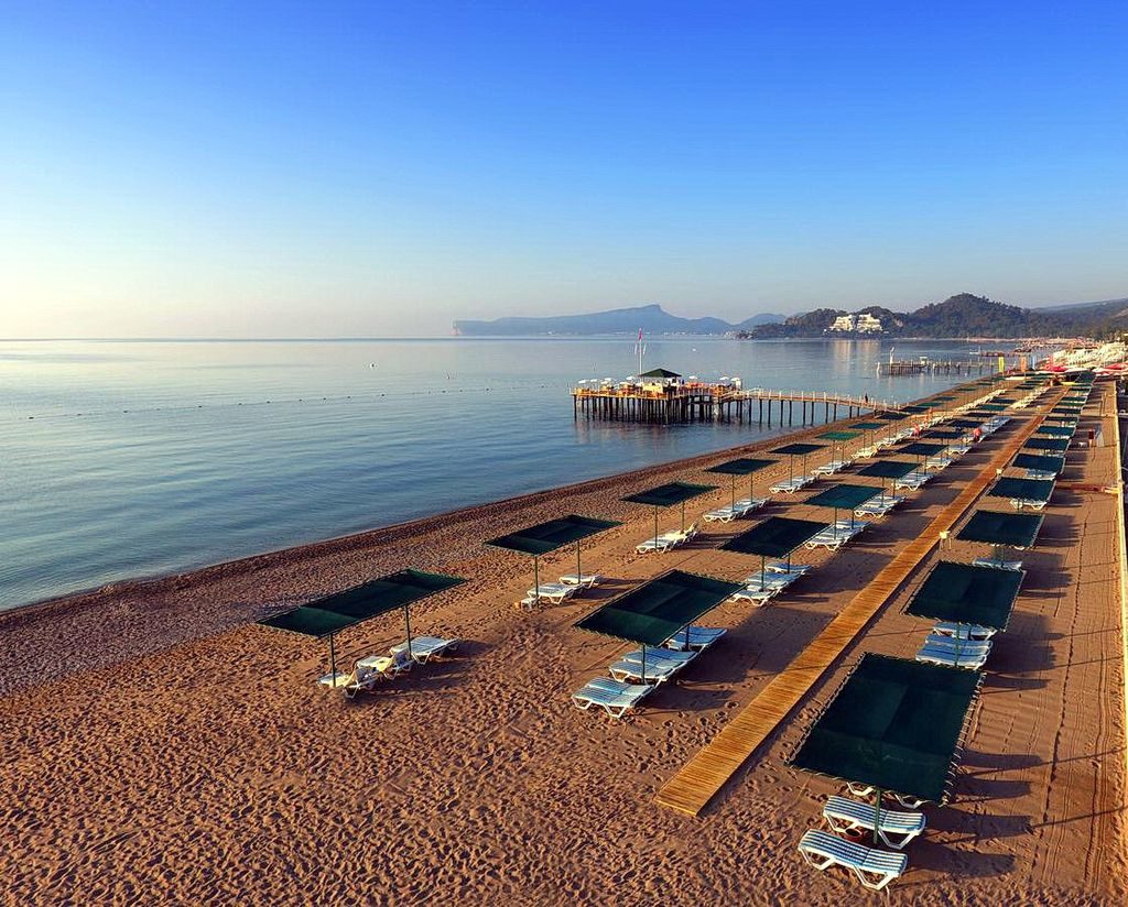 Пляж готелю Mirage Park Resort
