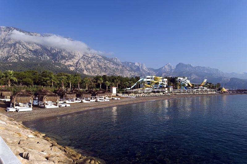 Піщаний пляж готелю Rixos Sungate