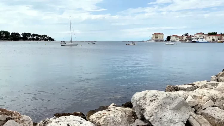 Вид на Адріатичне море з набережної