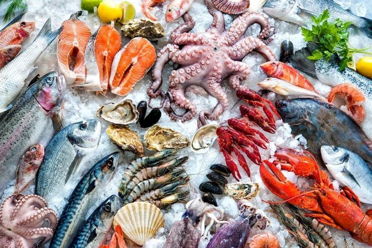 Свіжі середземноморські морепродукти в іспанському стилі