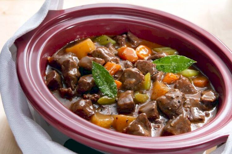 Автентична олья подрида з яловичиною та овочами