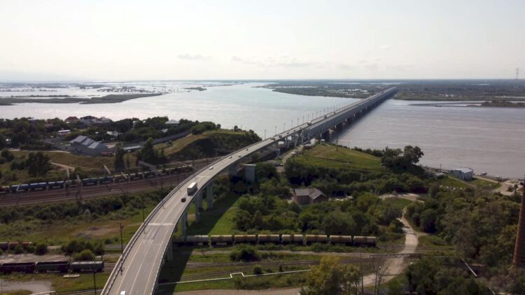 Amur River forming natural boundary between Russia and China