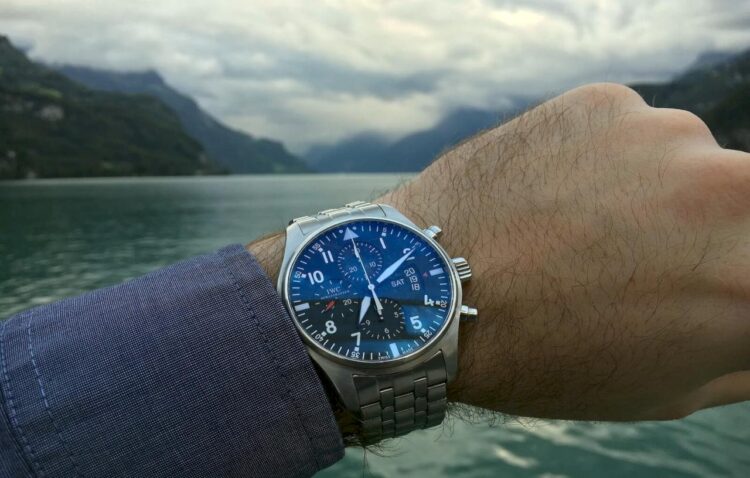 Wristwatch to determine the cardinal points